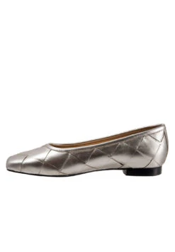 Hanny Flat -Trotters Shop 0022 38112 ma 0005