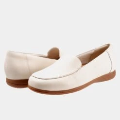 Deanna Loafer -Trotters Shop 39e1da85 9f29 4c69 92f8 4f2381864302